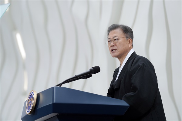 2022년 3월 1일 문재인 대통령이 서울 서대문구 국립 대한민국임시정부 기념관에서 열린 제103주년 3.1절 기념식에서 기념사를 하고 있다. 