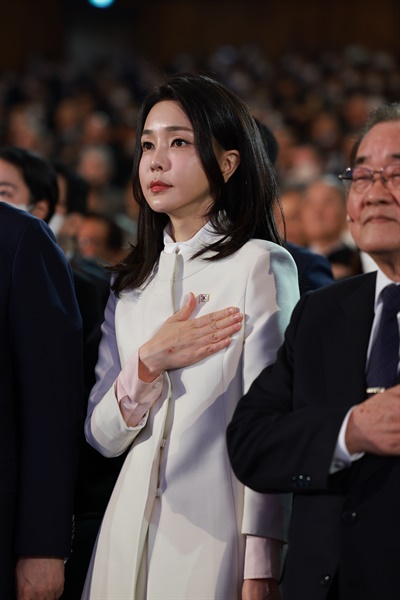 김건희 여사가 1일 서울 중구 유관순기념관에서 열린 제104주년 3.1절 기념식에서 국기에 대한 경례를 하고 있다. 
