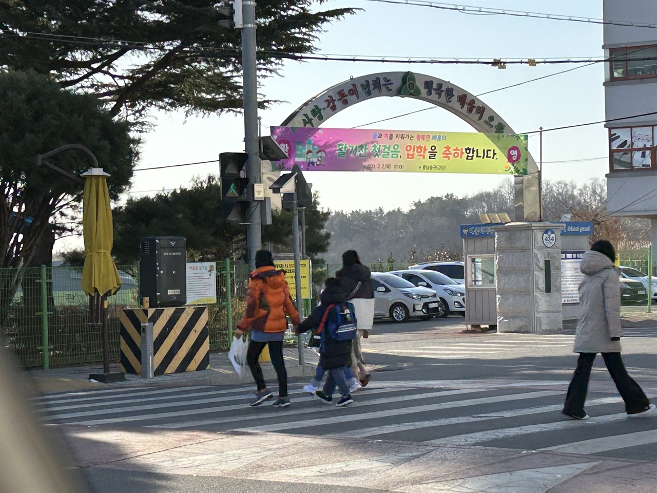 홍성지역 초·중·고 신입생들은 대부분 마스크를 착용하고 입학식에 참석했으며, 대부분의 학교는 입학을 축하하는 펼침막을 내걸고 환영했다. 