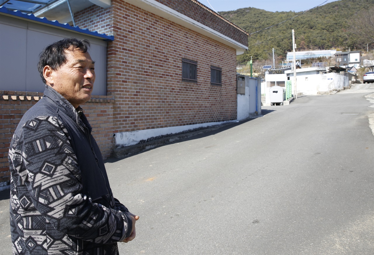 송만종 서석마을 이장. 마을 자랑을 많이 하면서, 대형버스 주차장의 필요성을 얘기했다.