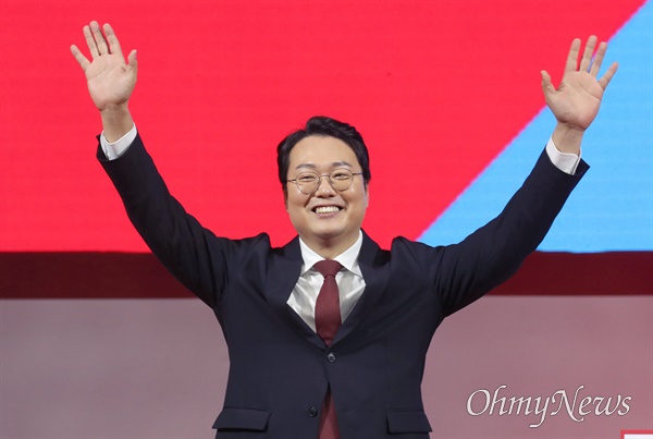 지난 2일, 천하람 당시 국민의힘 당대표 후보가 제3차 전당대회 서울·인천·경기 합동연설회에서 당원들을 향해 인사하는 모습.
