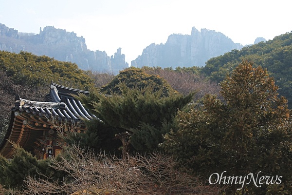  미황사 건물 뒤로 달마산 산봉우리가 높게 올려다 보인다.