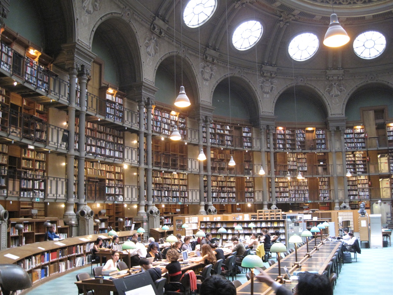 프랑스 리슐리에국립도서관의 열람실. 원형 지붕창과 은은한 조명 아래 빼곡한 서가, 진지한 이용자들이 기품 있는 분위기를 만들고 있다. 이 유서 깊은 도서관에 유일본 '직지'가 있다.