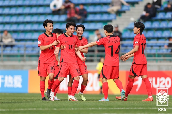  2일 우즈베키스탄 JAR 스타디움에서 벌어진 2023 AFC(아시아축구연맹) U20 아시안컵 C조 오만과의 경기에서 성진영(왼쪽에서 두 번째, 18번)이 두 번째 득점 후 세리머니를 펼치고 있다.