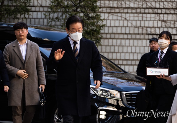 지난 대선 과정에서 허위 사실을 공표한 혐의로 기소된 이재명 더불어민주당 대표가 3일 오전 첫 재판이 열리는 서울중앙지방법원에 출석하고 있다. 