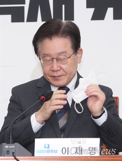 이재명 더불어민주당 대표가 3일 오전 서울 여의도 국회에서 열린 최고위원회의에서 마스크를 벗고 있다.
