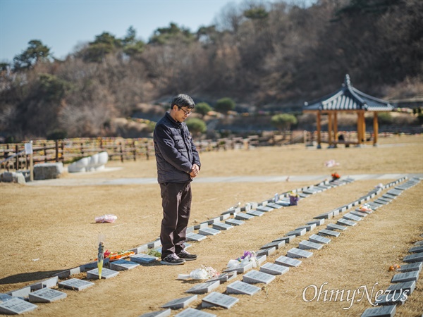 이태원 참사 희생자 김연희씨의 아버지 김상민씨가 지난달 26일 딸이 잠들어 있는 광주 영락공원을 찾았다. 