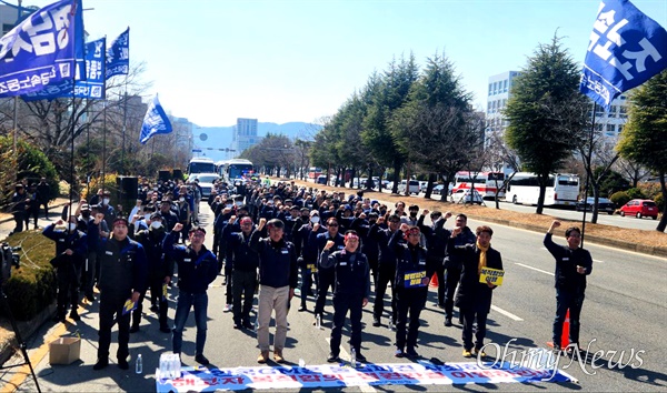 3일 오후 창원고용노동지청 앞에서 열린 “한국지엠 불법파견 범죄은폐, 일방적 발탁채용 규탄 결의대회”.