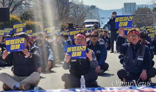 3일 오후 창원고용노동지청 앞에서 열린 “한국지엠 불법파견 범죄은폐, 일방적 발탁채용 규탄 결의대회”.