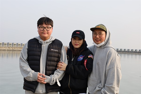 경기도 의왕시에서 동검도로 여행을 온 박진서, 김수현, 박상민씨 가족