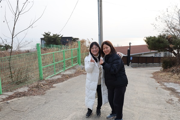 서울에 산다는 박수진(41, 왼쪽)씨와 김미영(42)씨를 동검도에서 만났다