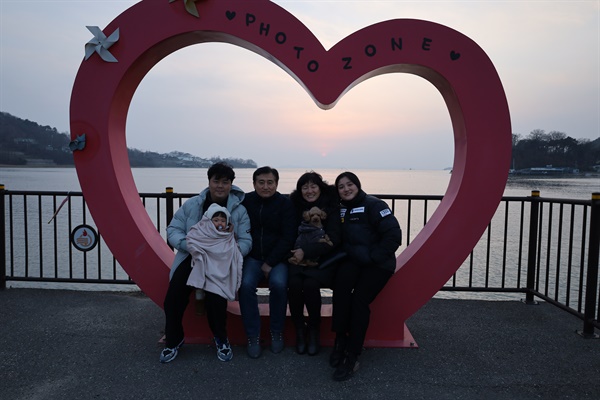 오승현, 오민채, 윤용희, 이복자, 윤미리(왼쪽부터)씨 가족. 이복자씨 가족은 새해에 가족들과 일몰을 보면서 건강하고 만사형통하기를 기원했다