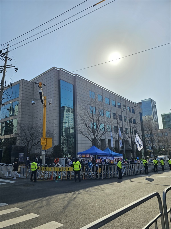 진보 단체 '민주개혁 국민행동 운동본부'가 '김건희 특검', '윤석열 퇴진'을 외치며 이재명 대표를 지지 시위를 하고 있다.