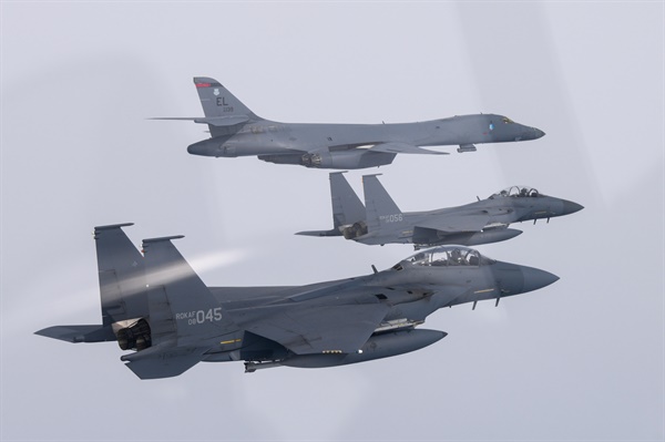 지난 3일 한반도 서해 및 중부내륙 상공에서 한국 공군의 F-15K 전투기와 미국 공군의 B-1B 전략폭격기가 연합공중훈련을 하고 있다.