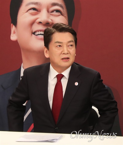 안철수 국민의힘 당대표 후보가 3일 서울 마포구 채널A에서 열린 당대표 후보자 토론회에 참석해 토론 준비를 하고 있다.