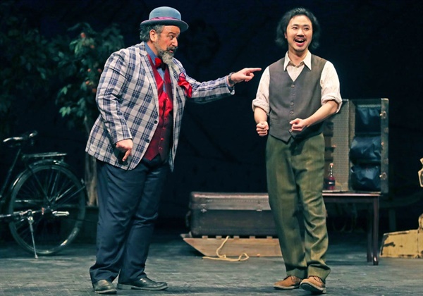 무대 위의 박석호    박석호 성악가가 작년 '사랑의 묘약(L'elisir d’amore) 오페라' 런던 공연에서 주인공 역인 네모리노를 연기하고 있다.