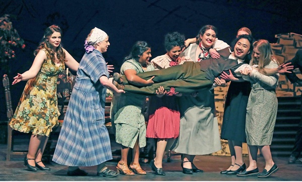 무대 위의 박석호    박석호 성악가가 작년 '사랑의 묘약(L'elisir d’amore) 오페라' 런던 공연에서 주인공 역인 네모리노를 연기하고 있다.
