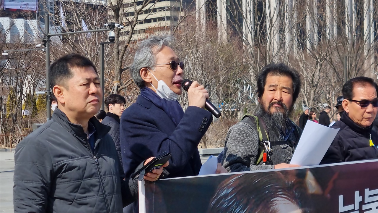 황상현 변호사가 3일 광화문광장에서, 김기종 우리마당 대표가 리퍼트 당시 주한미국대사에게 왜 그럴 수 밖에 없었는 지 배경설명을 하고 있다. 