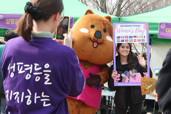 세계여성의날을 나흘 앞둔 4일 서울광장에서 열린 제38회 한국여성대회에서 한 외국인이 '성평등을 지지하는 외교관들' 부스를 찾아 사진을 찍고 있다. 2023.3.4