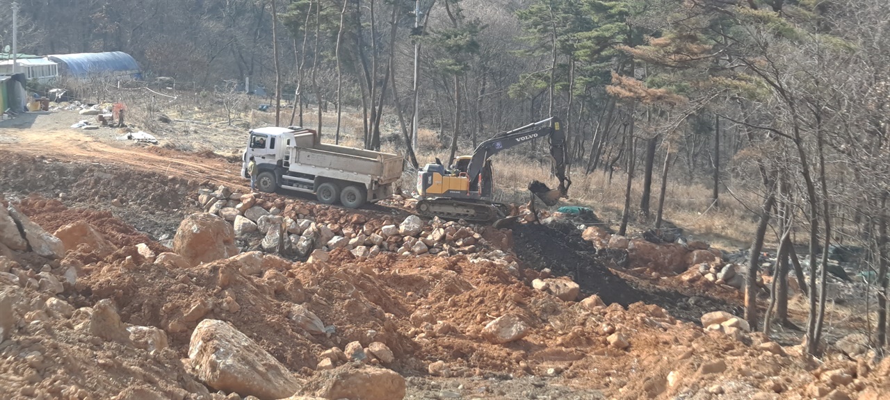 지난 2월 폐기물이 불법 매립된 라원리 산지에서 덤프트럭이 막바지 공사를 하고 있는 모습이다. 