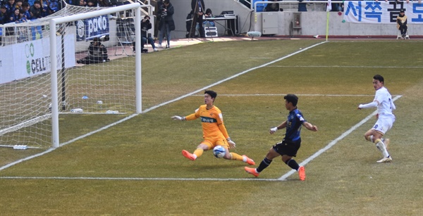  후반전 추가 시간 9분 12초, 인천 유나이티드 FC 홍시후가 극장 결승골을 노리고 찬 왼발 슛을 대전하나시티즌 이창근 골키퍼가 기막히게 막아내고 있다.