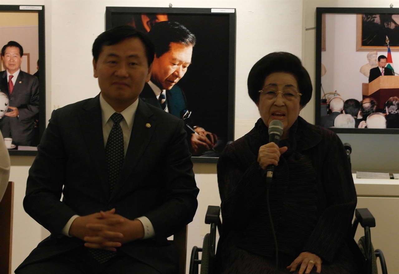 군산에서 열린 DJ사진전에 참석해서 인사하는 이희호 여사와 김관영(왼쪽) 지사(2015년 11월 5일 찍음) 