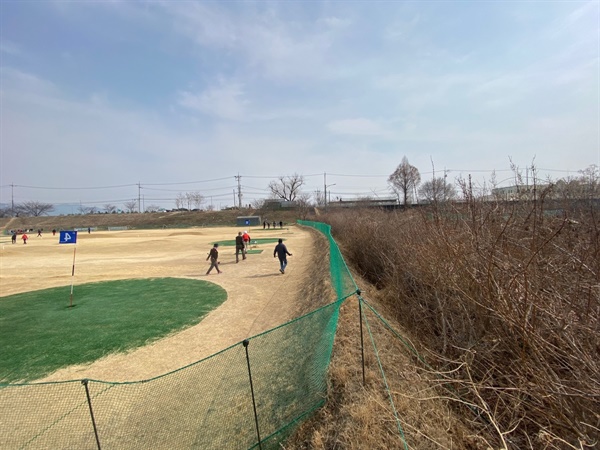 파크곺프장 끝에 관목을 심어 하천에서 보면 파크골프장이 전혀 보이질 않는다. 새들에겐 교란행위가 일어나지 않는다. 