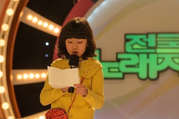  3년 후 <곡성>으로 스타가 되는 김환희는 <전국노래자랑>에서도 뛰어난 연기로 관객들의 눈물샘을 자극했다.