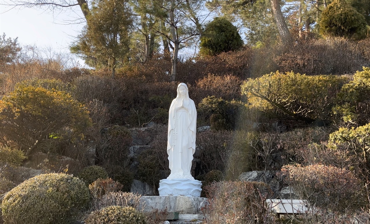성당 입구 성모마리아 동상