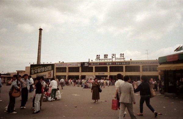 1970년대 청량리역 광장 앞이다. 이 곳은 밥줄이었다. 싸움이 일어날때면 한 순간에 모든 것이 멈춰버리는 듯했다. 