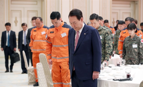  윤석열 대통령이 7일 청와대 영빈관에서 열린 튀르키예 지진 대응 대한민국 해외긴급구호대 격려 오찬에 앞서 지진 피해자 및 전북 김제시에서 발생한 주택화재 진화중 순직한 소방관을 애도하며 묵념을 하고 있다.