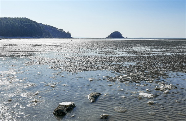 인천 용유섬의 무인도 조름도는 하루 두 번 썰물 때 물길이 열려서 걸어 들어가 볼 수 있는 신비한 섬이다