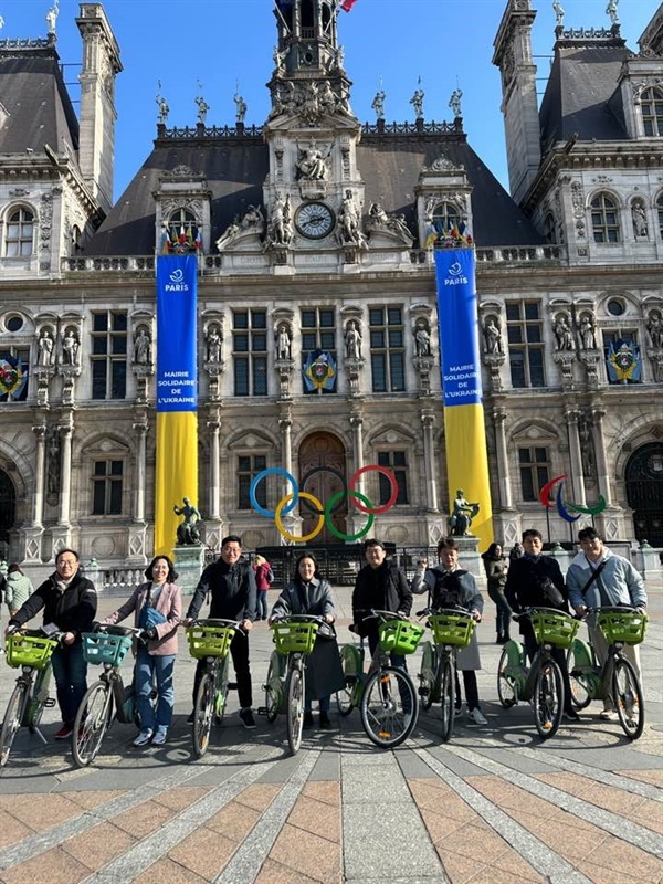 자전거를 탄 일행이 파리 시청을 찾은 것은 2월 24일 오후였다. 파리시청은 파리 코뮌때의 대화재로 인해 소실되었고 1882년에 이전의 형태로 복원되었다고 한다.