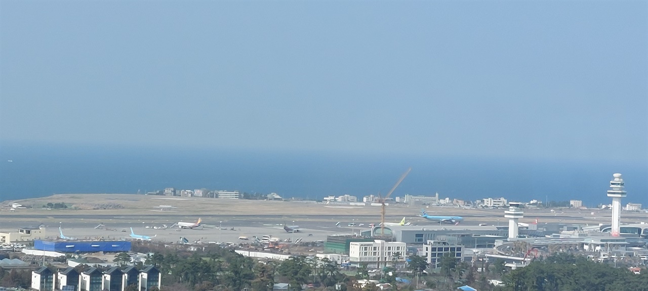 제주공항 풍경 거실에서 공항이 보입니다. 비행기 타면 한 시간이면 가는 서울에 있는 대학을 가고 싶어 했습니다. 지금은 가까운 대학진학에 아주 만족합니다.