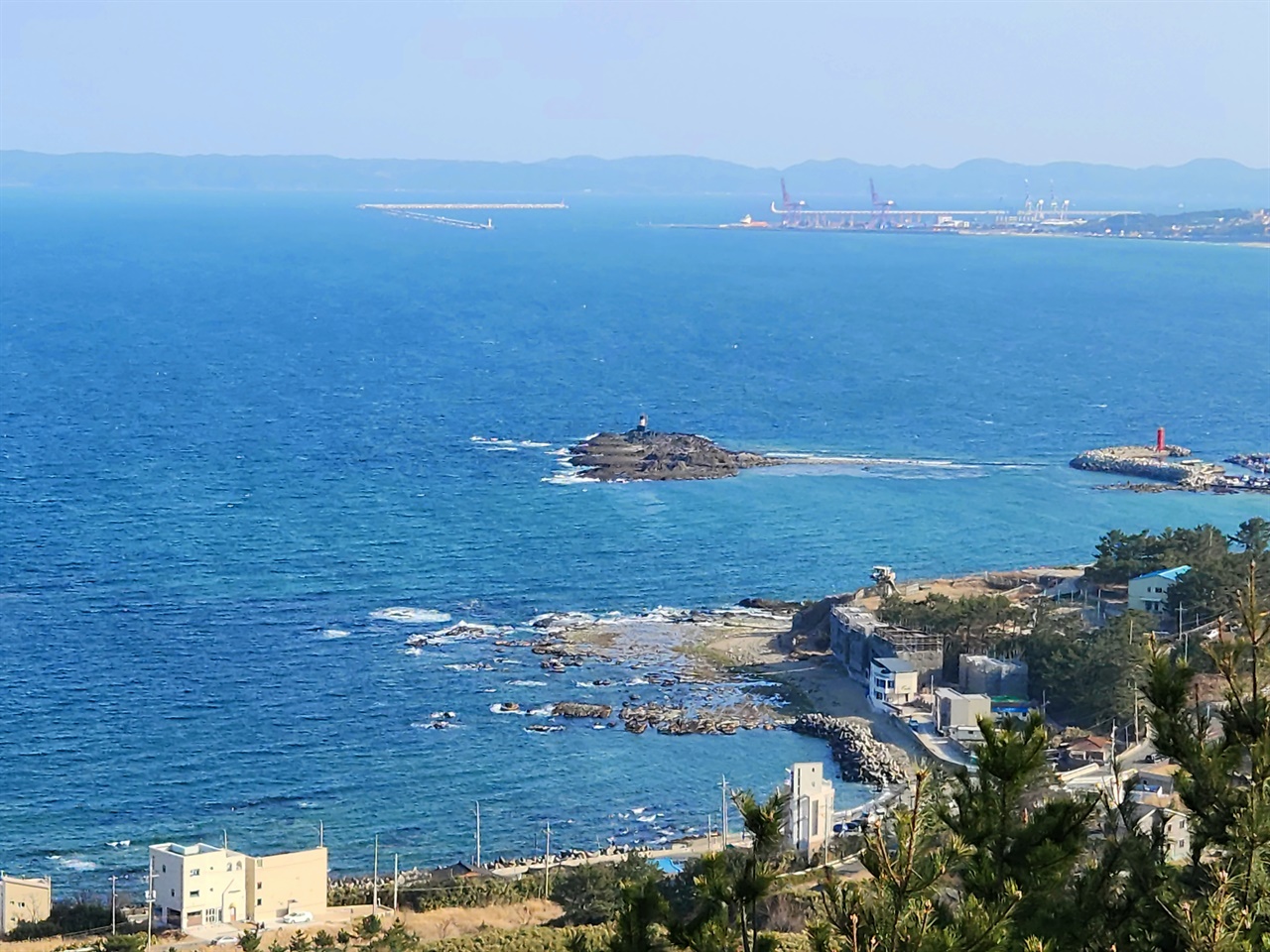 묵은봉 정상에서 바라다 본 오도리 간이 해수욕장 모습(2023.3.5)