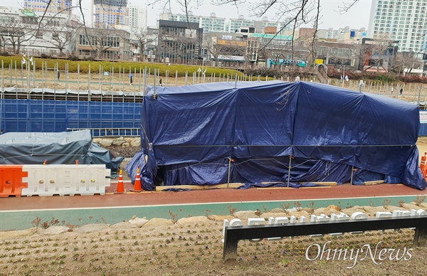 "부산 도심 하천에 두꺼비가 산다고?" 지난 2월 13일 부산 온천천 두꺼비의 산란지인 작은 생태연못에서 진행되고 있는 오수관로 정비공사.