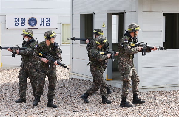 지난 3월 7일 오전 경기도 안산시 육군 제51사단 상록과학화예비군훈련장에서 예비군들이 시가지전술훈련을 하고 있다. 