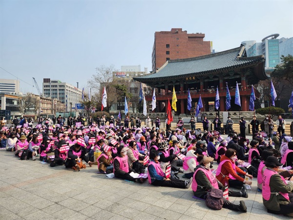 민주노총·한국노총·전국여성노조·한국여성노동자회·한국여성민우회·한국여성단체연합 등 6개 노동자 단체가 모인 여성노동연대회의가 지난 4일 오후 1시 서울 보신각 앞에서 ‘2023 여성노동자대회’를 진행했다.
