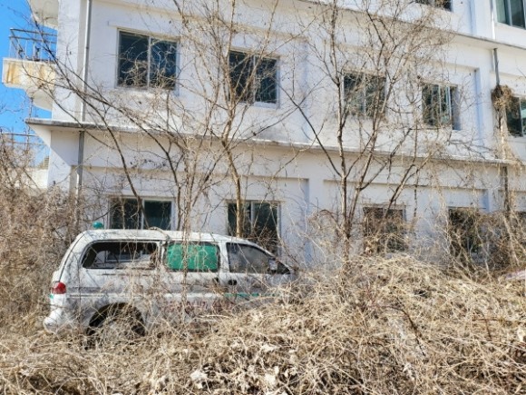  경주시 산내면의 한 폐병원이 유튜버들의 흉가체험장으로 전락해 주민들이 극심한 피해를 호소하고 있다.