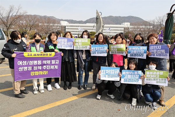 경남여성단체연합, 민주노총 경남본부 여성위원회 등 여성단체들은 8일 오전 경남도청 정문 앞에서 3.8 세계여성의날을 맞아 기자회견을 열어 "퇴행의 시대를 넘는 거센 연대의 불꽃으로 성평등을 향해 전진한다"고 했다.