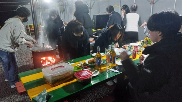 학생들이 키아오라리조트 바비큐장에서 화덕솥뚜껑 삼겹살구이와 흑돼지 바비큐로 파티 준비를 하고 있다.