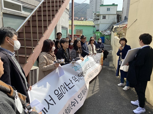 30여개 단체가 참여한 김복동평화공원양산시민추진위는 세계여성의날인 8일 오전 양산시청 앞에서 발대식을 열고 ‘김복동의 길 걷기’를 했다.