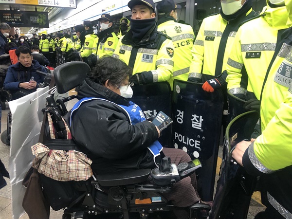 지난 1월 2일, 전장연의 지하철 행동을 가로막은 경찰. 이날은 장애인 우동민 열사 추모제를 하기로 했던 날이기도 하다.