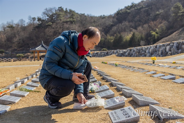 이태원참사 희생자 고 김재강씨의 아버지 김영백씨가 아들의 묘비에 꽃을 놓고 있다. 
