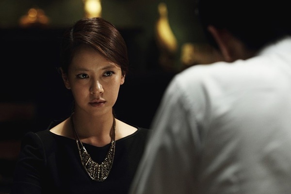  송지효가 연기한 이신우는 남자들만 잔뜩 등장하는 <신세계>에 등장하는 몇 안 되는 중요한 여성 캐릭터다.