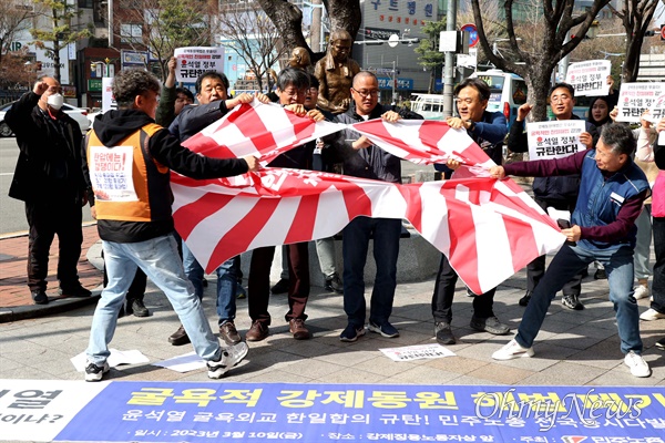  민주노총 경남본부는 10일 창원 일제강제동원노동자상 앞에서 "국민의 뜻을 외면하고 일본 전범기업에 면죄부를 주는 강제동원 해법안 폐기하라"는 제목으로 기자회견을 열었다