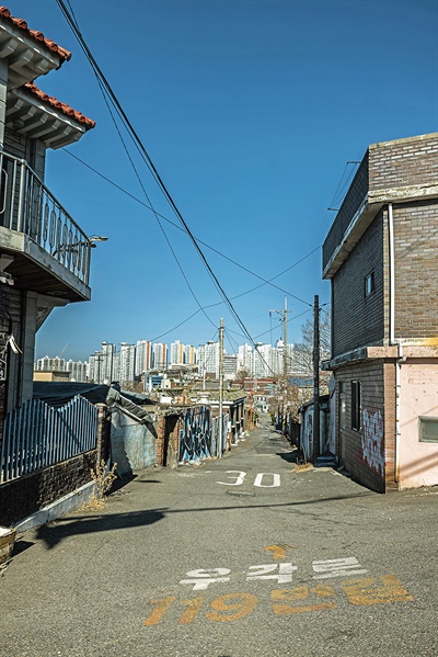  마당이 곧 길이 되고, 네 것 내 것이 따로 없는 한 뼘 앞마당에서 주민들은 서로 기대어 살았다.