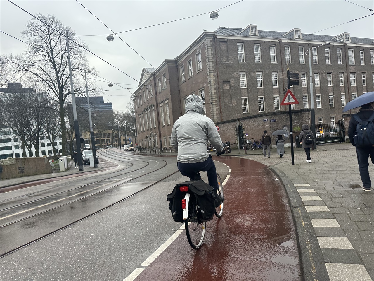 일행이 메러디스 교수와의 인터뷰를 위해 찾은 2월 28일 아침, 암스테르담은 비와 눈이 뒤섞여 내리고 있었다. 출근 시간이 다소 지났지만 자전거를 탄 풍경이 간간이 목격되었다. '비가 내리지만...' 이 사람들의 일상은 여전히 자전거다.