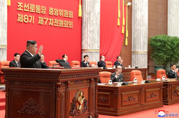 지난 2월 26일 북한이 노동당 중앙위원회 제8기 제7차 전원회의 확대회의를 열어 농사 문제를 논의했다. 김정은 국무위원장이 회의에 참석해 사회를 맡았다. 