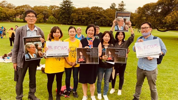 지난 2021년 여성의날 행사에 참여한 시드니 평화의 소녀상 연대 활동가들과 Jenny Leong 녹생당 주의원